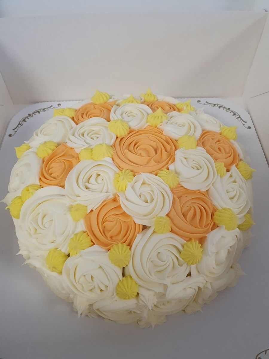 Rosepyntet gulrotkake, rund