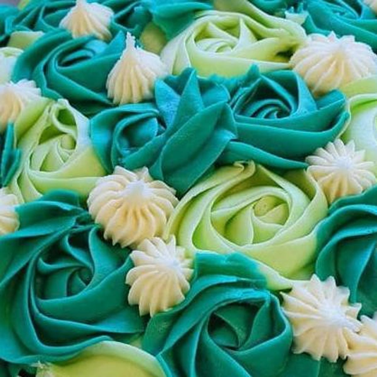 Rosepyntet gulrotkake, rund