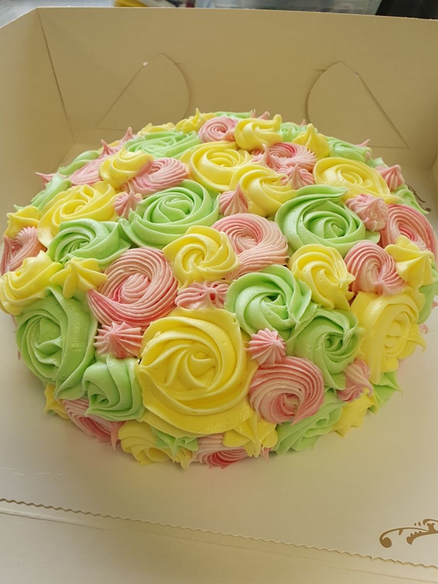 Rosepyntet gulrotkake, rund