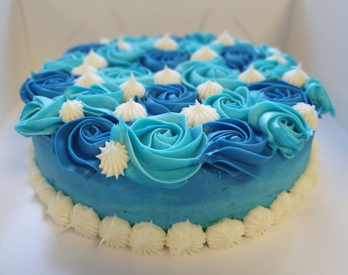 Rosepyntet gulrotkake, rund